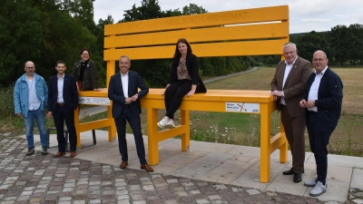 Stefan Berg (Tourismus Stadt Höxter), Christian Thewes (Vereinigte Volksbank eG), Julia Handtke (Leitung Willkommensagentur GfW), Birger Kriwet (Vorstand vereinigte Volksbank eG), Madita Alberding (Huxarium Gartenpark Höxter gGmbH), Daniel Hartmann (Bürgermeister Stadt Höxter) und Michael Stolte (Geschäftsführung GfW) am Weserbalkon. (Foto: Huxarium Gartenpark gGmbH)