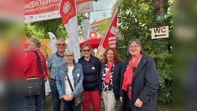 Mit Mitgliedern des Vorstandes, Ralph Witt, Heike Kaiser und Gabi Weber freuen sich Rebekka Schade, Geschäftsführerin Caritas Paderborn und Anne Bartholome, Diözesanvorsitzende der Caritas-Konferenzen im Erzbistum Paderborn. (Foto: G. Weber)