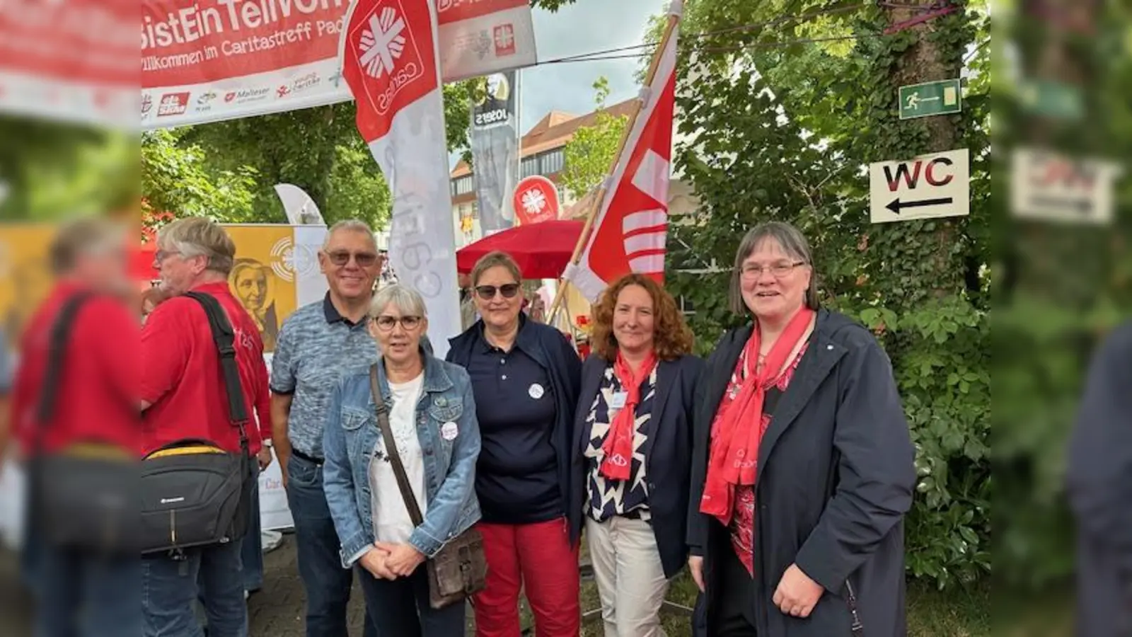 Mit Mitgliedern des Vorstandes, Ralph Witt, Heike Kaiser und Gabi Weber freuen sich Rebekka Schade, Geschäftsführerin Caritas Paderborn und Anne Bartholome, Diözesanvorsitzende der Caritas-Konferenzen im Erzbistum Paderborn. (Foto: G. Weber)
