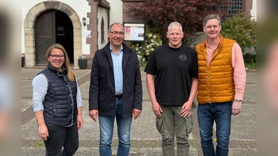 Die Beteiligten für Initiative, Aufbau und Betreuung des mobilen Pumptracks auf dem Kirchplatz vor der Lutherkirche: (v.l.): Inga Schaper (Stadtmarketing), Dr. Christoph Sandforth (MTV 49), Oliver Eisbach (Radhaus am Markt), Carsten Isemann (Stadt Holzminden). (Foto: Stadtmarketing Holzminden GmbH)