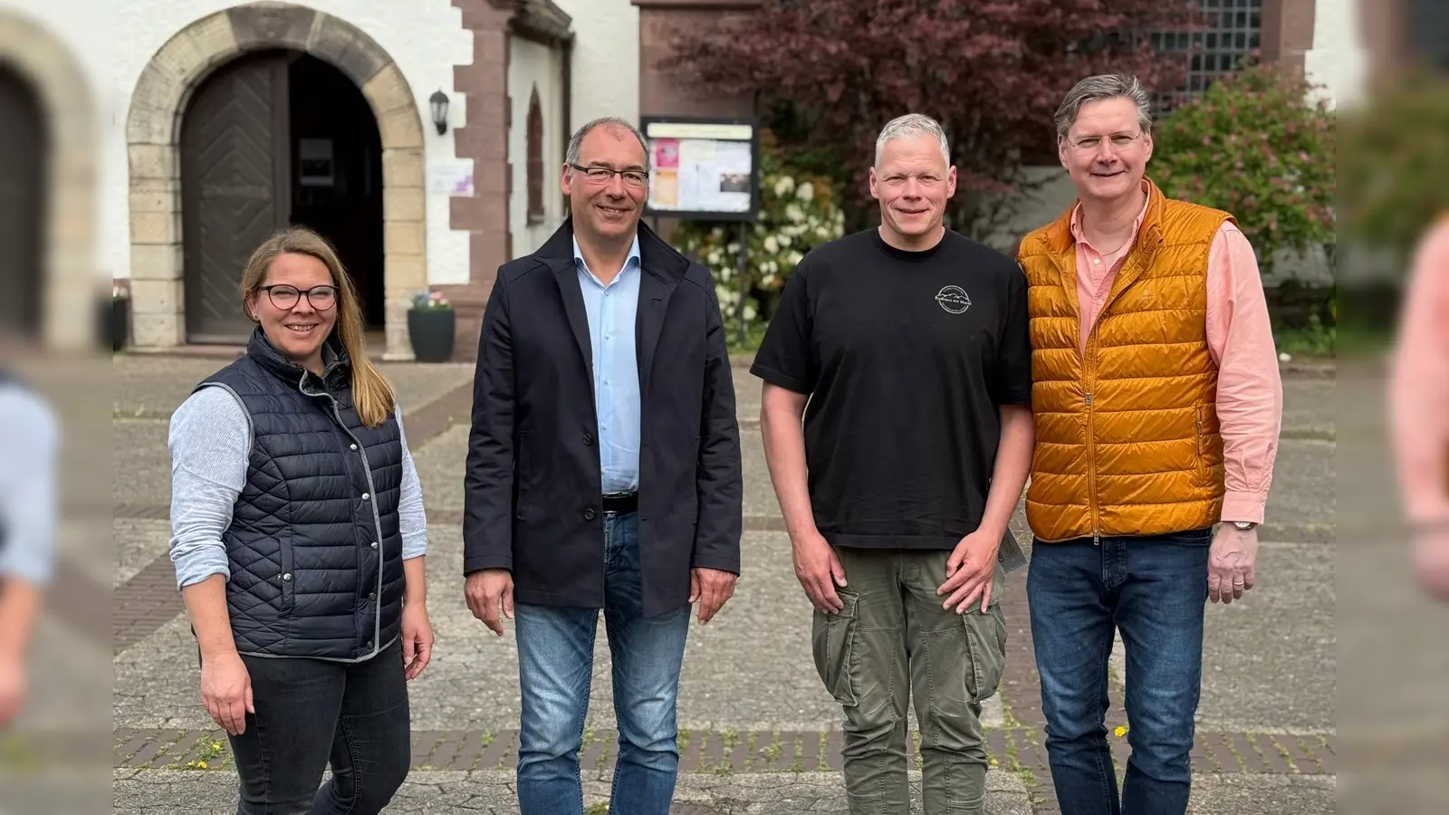 Die Beteiligten für Initiative, Aufbau und Betreuung des mobilen Pumptracks auf dem Kirchplatz vor der Lutherkirche: (v.l.): Inga Schaper (Stadtmarketing), Dr. Christoph Sandforth (MTV 49), Oliver Eisbach (Radhaus am Markt), Carsten Isemann (Stadt Holzminden). (Foto: Stadtmarketing Holzminden GmbH)