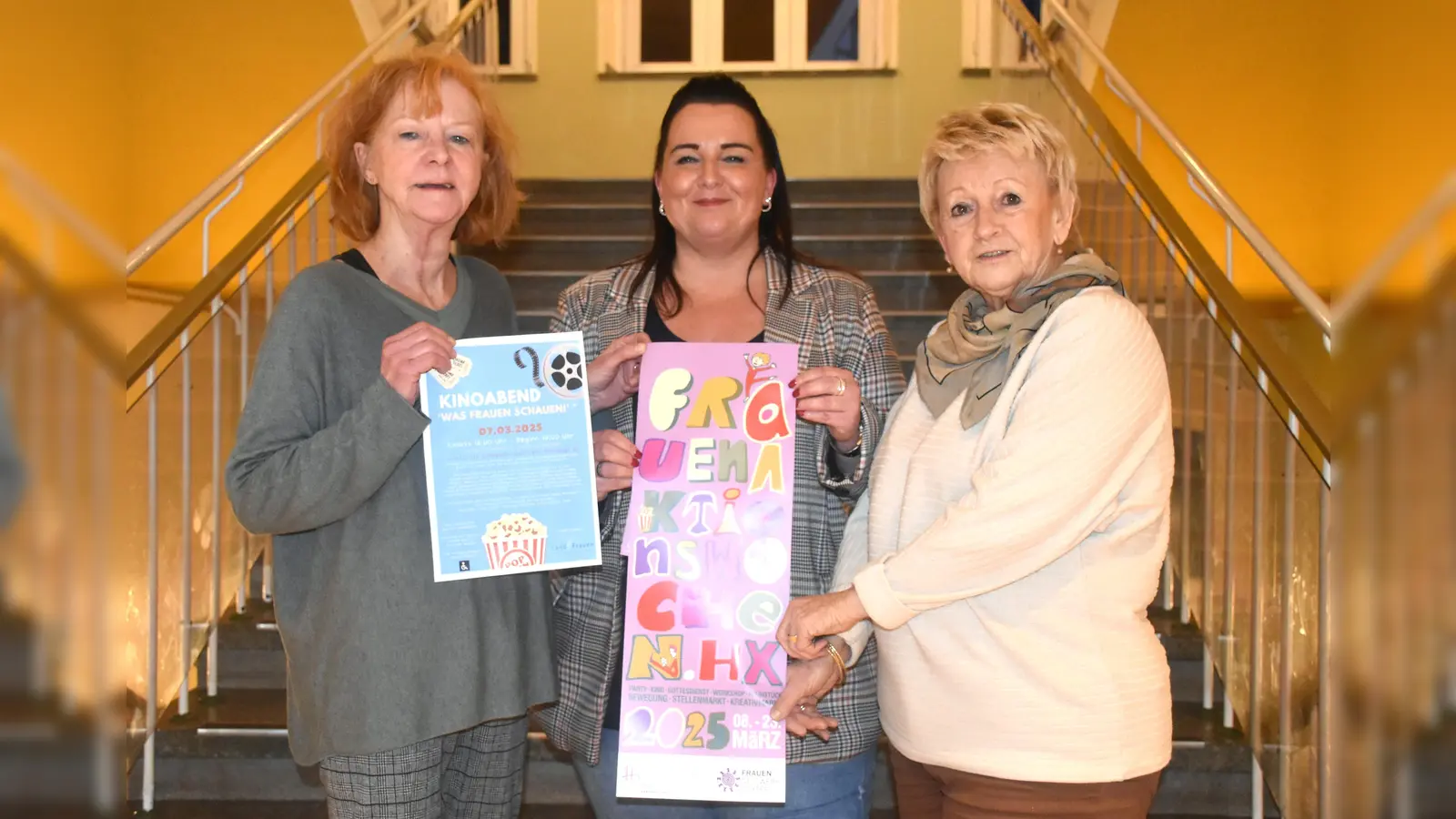 Karin Sielemann (Zonta) und Marianne Heinemeyer (Höxti Aktiv/Kreativmarkt) umrahmen als Ehrenamtliche mit jahrelanger Erfahrung im Frauennetzwerk die neue Geleichstellungsbeauftragte der Stadt Höxter, Nadine Nolte. (Foto: Barbara Siebrecht)