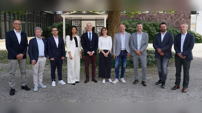 Experten im Dialog über die Zukunft der ambulanten Orthopädie (von links): Dr. Mojtaba Sakhaii (Brakel), Dr. Pieter-Bas Vererfve (Knokke, Belgien), Wissam Massouh (Brakel), Dr. Indira Ruch (Brakel), Dr. Dragan Jeremić, Dr. Maria Kamrad (Brakel/Höxter), Dr. Carsten Horn (Donaueschingen), Dr. Thorsten Hillmann (Köln), Dr. Robert Luckner (Detmold), Prof. Dr. Björn Rath (Wels, Österreich). (Foto: KHWE)
