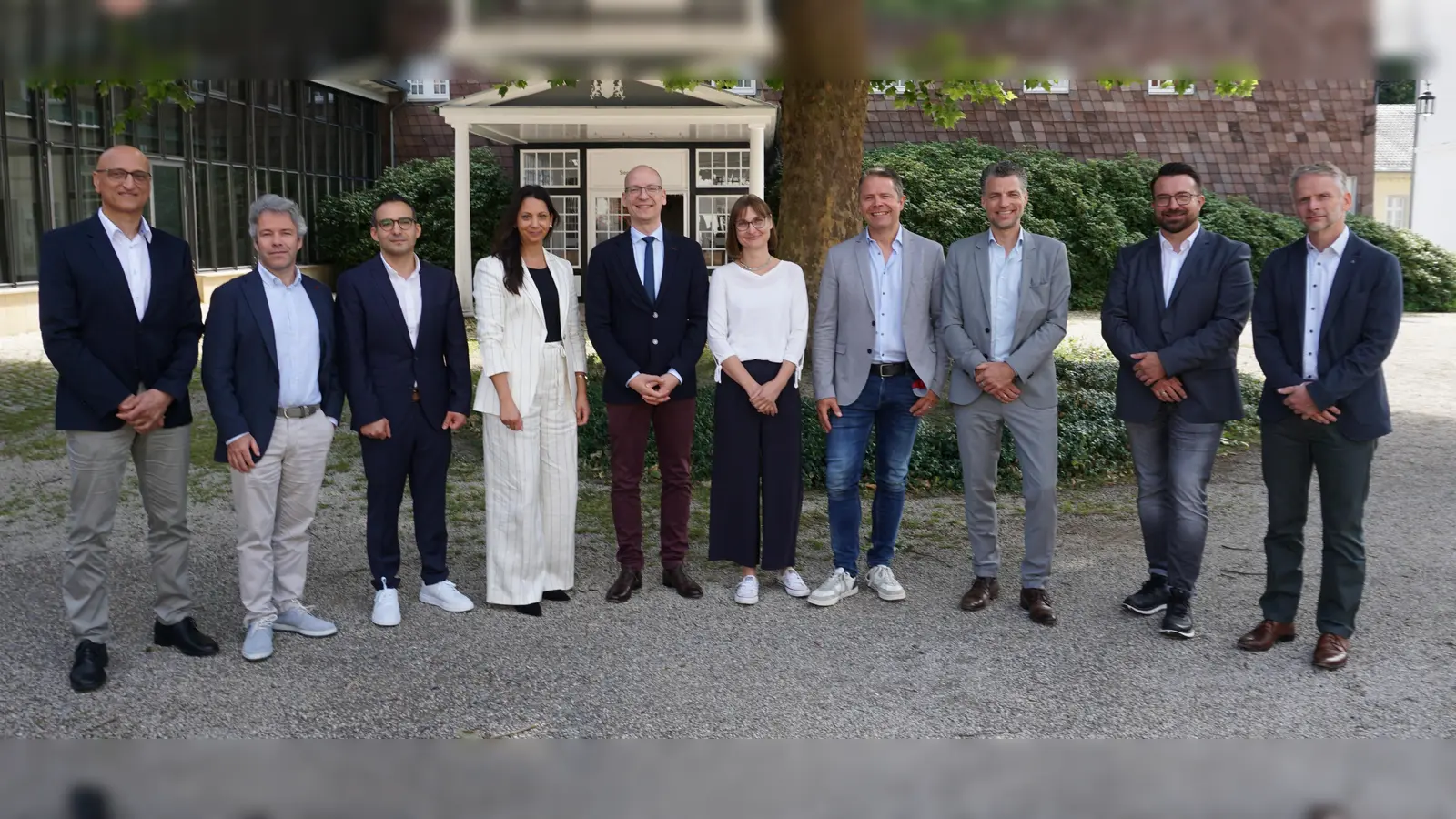 Experten im Dialog über die Zukunft der ambulanten Orthopädie (von links): Dr. Mojtaba Sakhaii (Brakel), Dr. Pieter-Bas Vererfve (Knokke, Belgien), Wissam Massouh (Brakel), Dr. Indira Ruch (Brakel), Dr. Dragan Jeremić, Dr. Maria Kamrad (Brakel/Höxter), Dr. Carsten Horn (Donaueschingen), Dr. Thorsten Hillmann (Köln), Dr. Robert Luckner (Detmold), Prof. Dr. Björn Rath (Wels, Österreich). (Foto: KHWE)