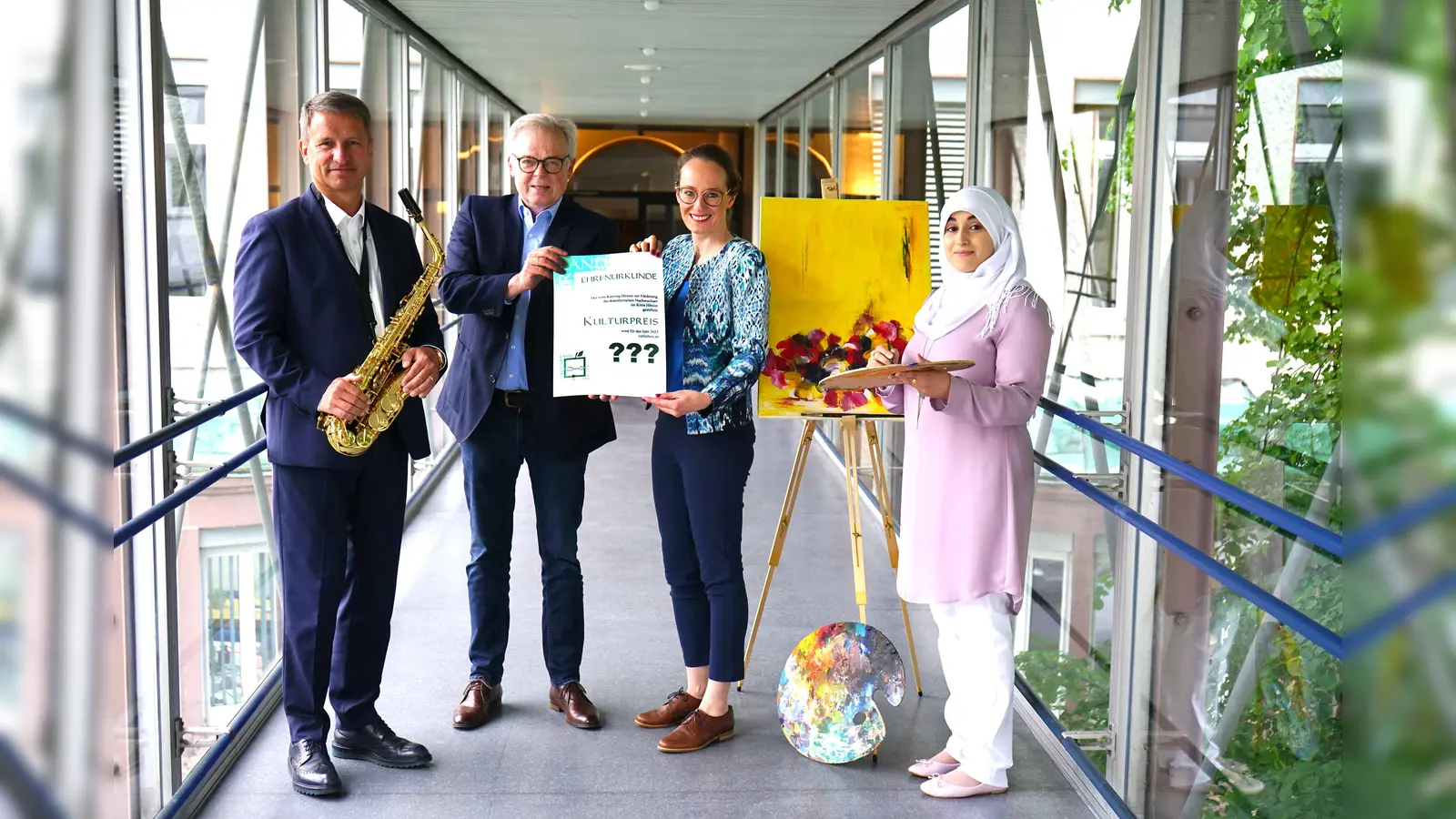 Welche Namen stehen im Oktober auf den Urkunden für den Kulturpreis 2023? Gemeinsam mit (v.l.) Landrat Michael Stickeln und Kreisdirektor Klaus Schumacher freuen sich Kulturmanagerin Julia Siebeck und Layla Youssef vom Kulturbüro des Kreises Höxter auf zahlreiche Bewerbungen. (Foto: Kreis Höxter)