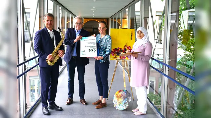 Welche Namen stehen im Oktober auf den Urkunden für den Kulturpreis 2023? Gemeinsam mit (v.l.) Landrat Michael Stickeln und Kreisdirektor Klaus Schumacher freuen sich Kulturmanagerin Julia Siebeck und Layla Youssef vom Kulturbüro des Kreises Höxter auf zahlreiche Bewerbungen. (Foto: Kreis Höxter)