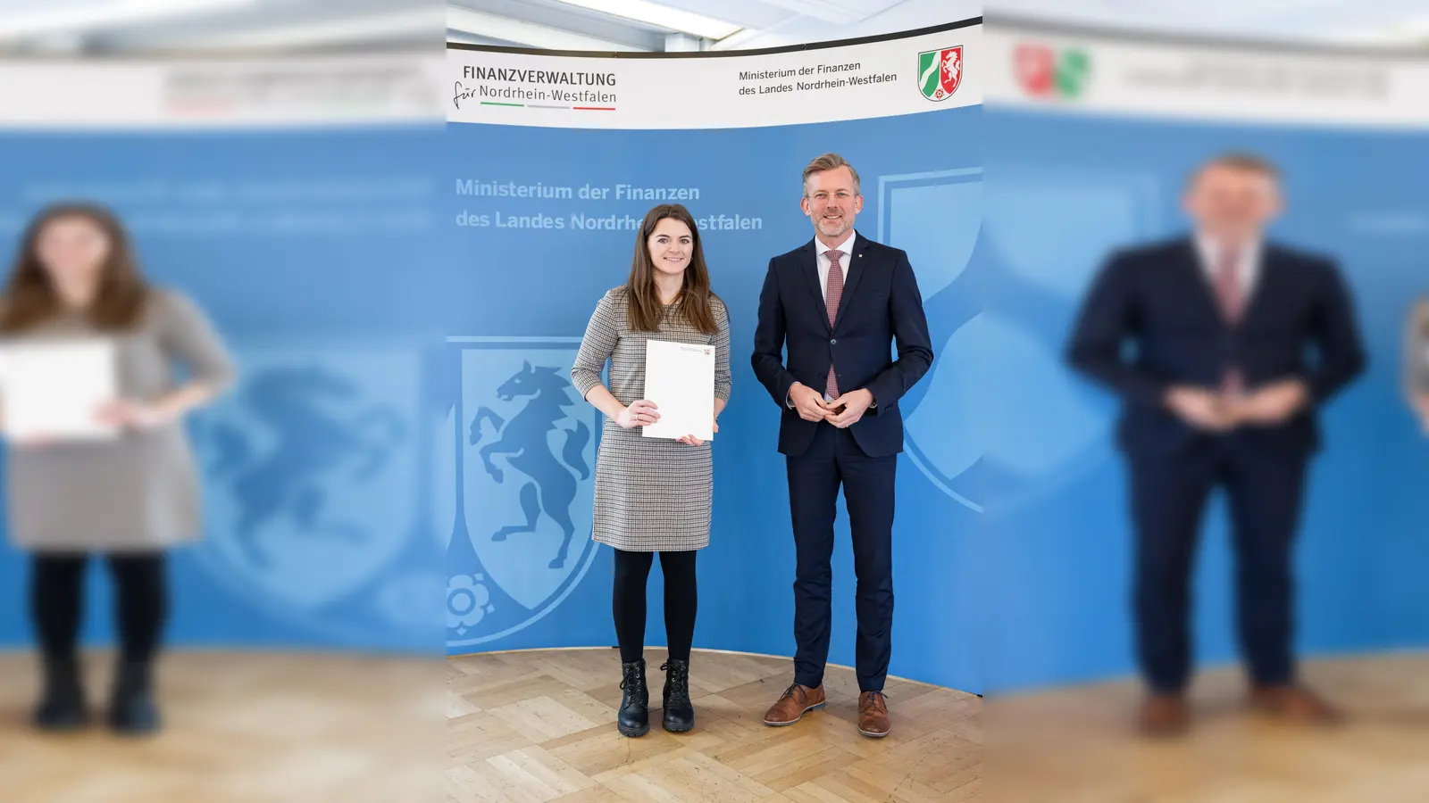 Staatssekretär Dr. Günnewig gratuliert Theresa Göke. (Foto: Ministerium der Finanzen/Hermenau)
