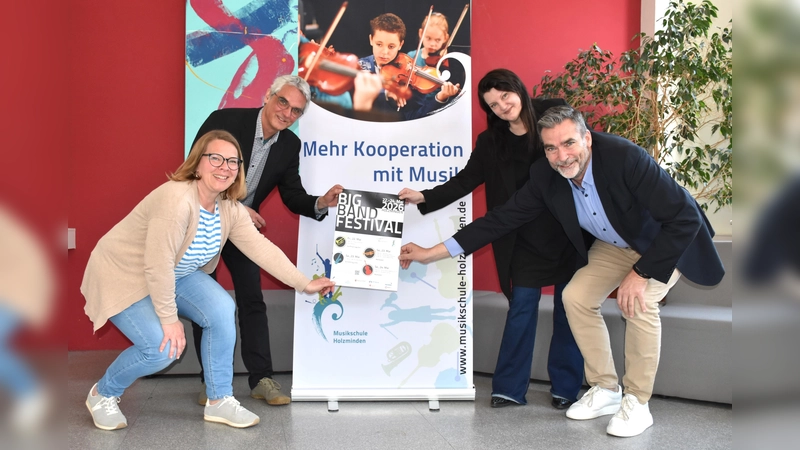 Inga Schaper (Stadtmarketing Holzminden), Alexander Käberich (Musikschulleiter), Michaela Reinecke-Koller (Stadtmarketing Holzminden) und Bürgermeister Christian Behlke stellten kündigen für Pfingsten ein begeisterndes Programm an.  (Foto: Barbara Siebrecht)