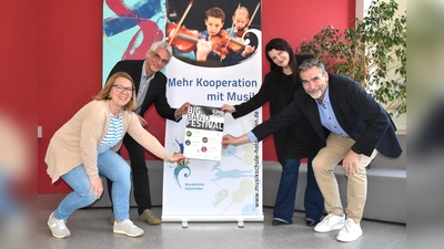 Inga Schaper (Stadtmarketing Holzminden), Alexander Käberich (Musikschulleiter), Michaela Reinecke-Koller (Stadtmarketing Holzminden) und Bürgermeister Christian Behlke stellten kündigen für Pfingsten ein begeisterndes Programm an.  (Foto: Barbara Siebrecht)