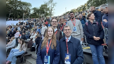 Die Jugenddelegierte der Hansestadt Warburg Leonie Leonhard (links) und Bürgermeister Tobias Scherf mit weiteren jungen Teilnehmern des 46. internationalen Hansetages in Stargad. (Foto: Stadt Warburg)