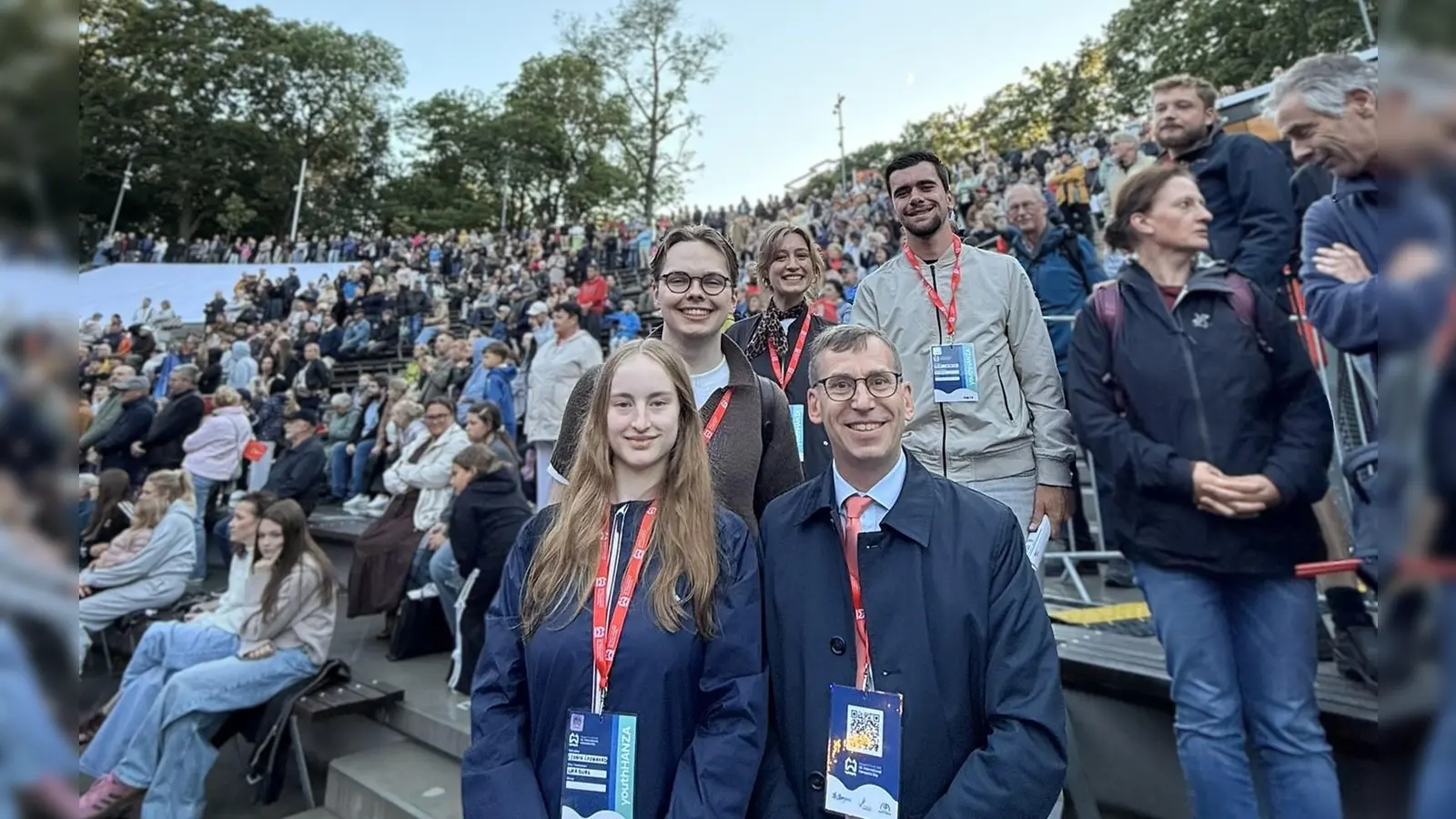 Die Jugenddelegierte der Hansestadt Warburg Leonie Leonhard (links) und Bürgermeister Tobias Scherf mit weiteren jungen Teilnehmern des 46. internationalen Hansetages in Stargad. (Foto: Stadt Warburg)
