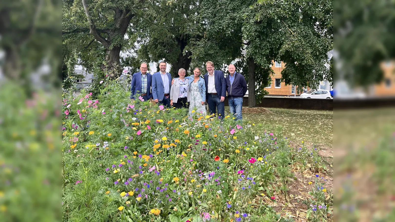 (v.l.) Jürgen Düster, Fachdienstleitung LandschaftspflegeLandkreis Kassel, Torben Busse, Bürgermeister von Hofgeismar, Vanessa Quiatkowski, Mitinitiatorin des Projektes, Dr. Julia Rosa-Schleich, Projektleiterin, Umweltdezernent Thomas Ackermann, und Martin Geldmacher, Fachbereichsleiter Landwirtschaft Landkreis Kassel. (Foto: Julia Sürder)
