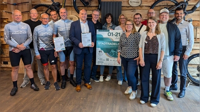 Preisverleihung (v.l.): Oliver-Jens Schiller, Oliver Eisbach, Rolf Wilhelmus, Olaf Buick, Mario Hanka (alle Team Radhaus am Markt), Landrat Michael Schünemann, Peter Drews, Marlies Zuidema, Corinna Schmidt (alle Landkreis Holzminden), Inga Schaper (Stadtmarketing Holzminden GmbH), Alessandro Vogelsang (kilometerstärkster Radler), Björn Lange (drittstärkster Radler), Tessa Harries (Bereich Kreisentwicklung des Landkreises Holzminden), Stefan Queissner (Sponsor Optik Queissner), Jan Daniel Bremer (als Sponsorenvertreter von der VR Bank Südniedersachsen im Holzminden Partner Netzwerk). (Foto: Stadtmarketing Holzminden)