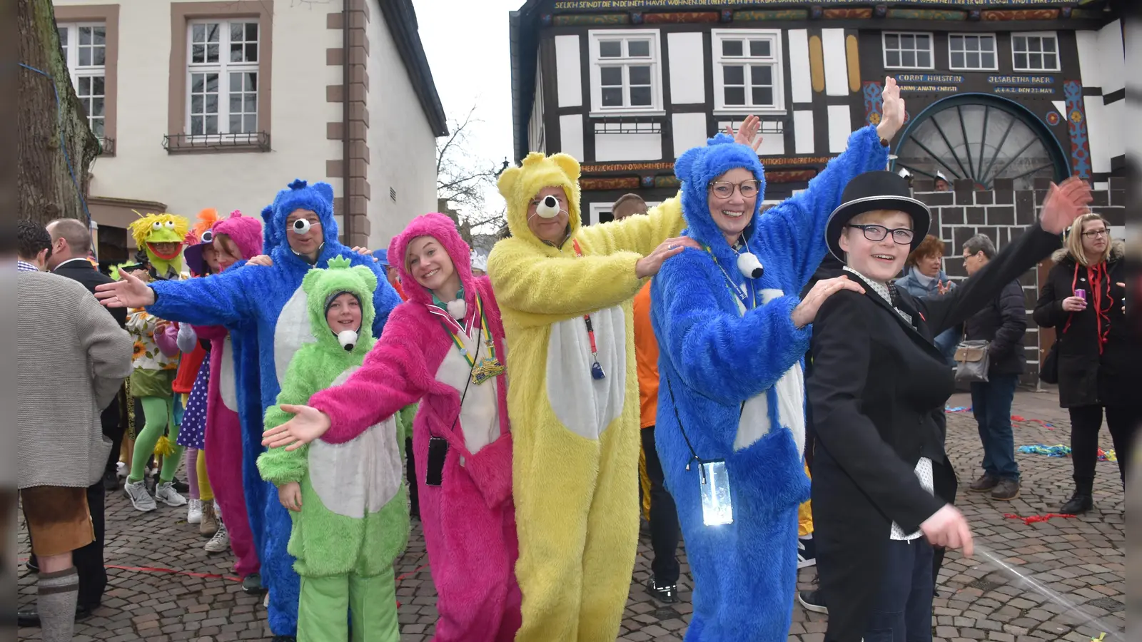 Prinzessinwiegen, Polonaise und Rathausschlüssel-Eroberung findet noch vor dem Rosenmontagsumzug auf dem Kellerplatz statt.  (Foto: Barbara Siebrecht)