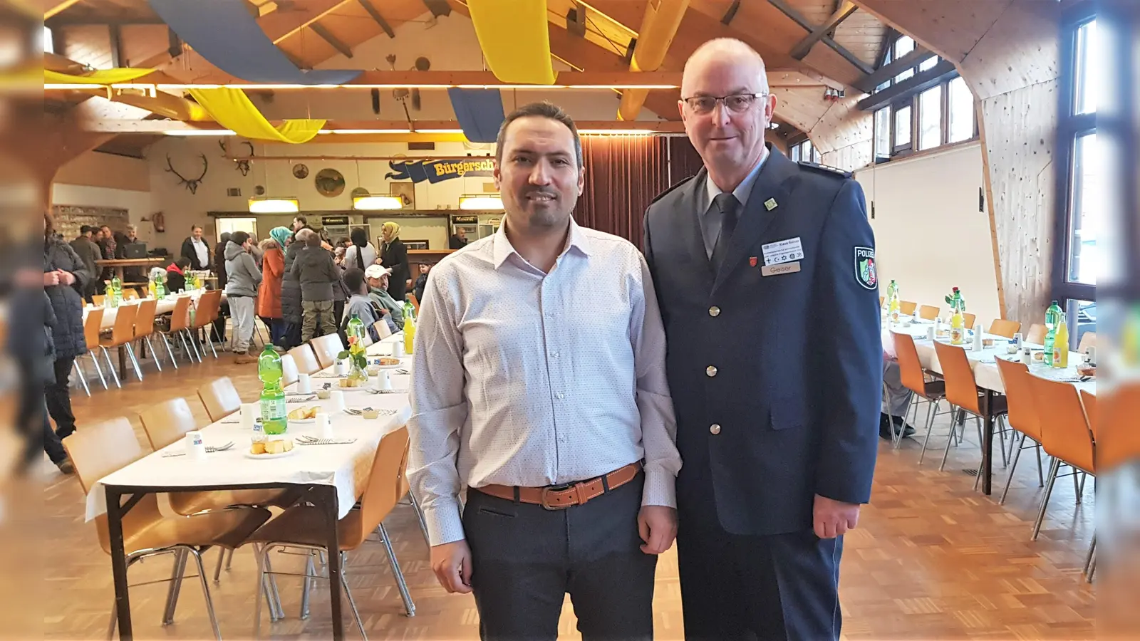 Klaus Geiser wird von Fatih Özkan in Bad Driburg begrüßt. (Foto: Kreispolizeibehörde Höxter)