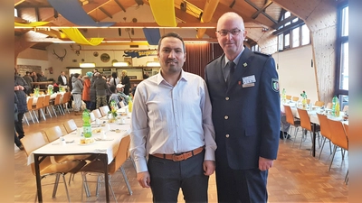Klaus Geiser wird von Fatih Özkan in Bad Driburg begrüßt. (Foto: Kreispolizeibehörde Höxter)