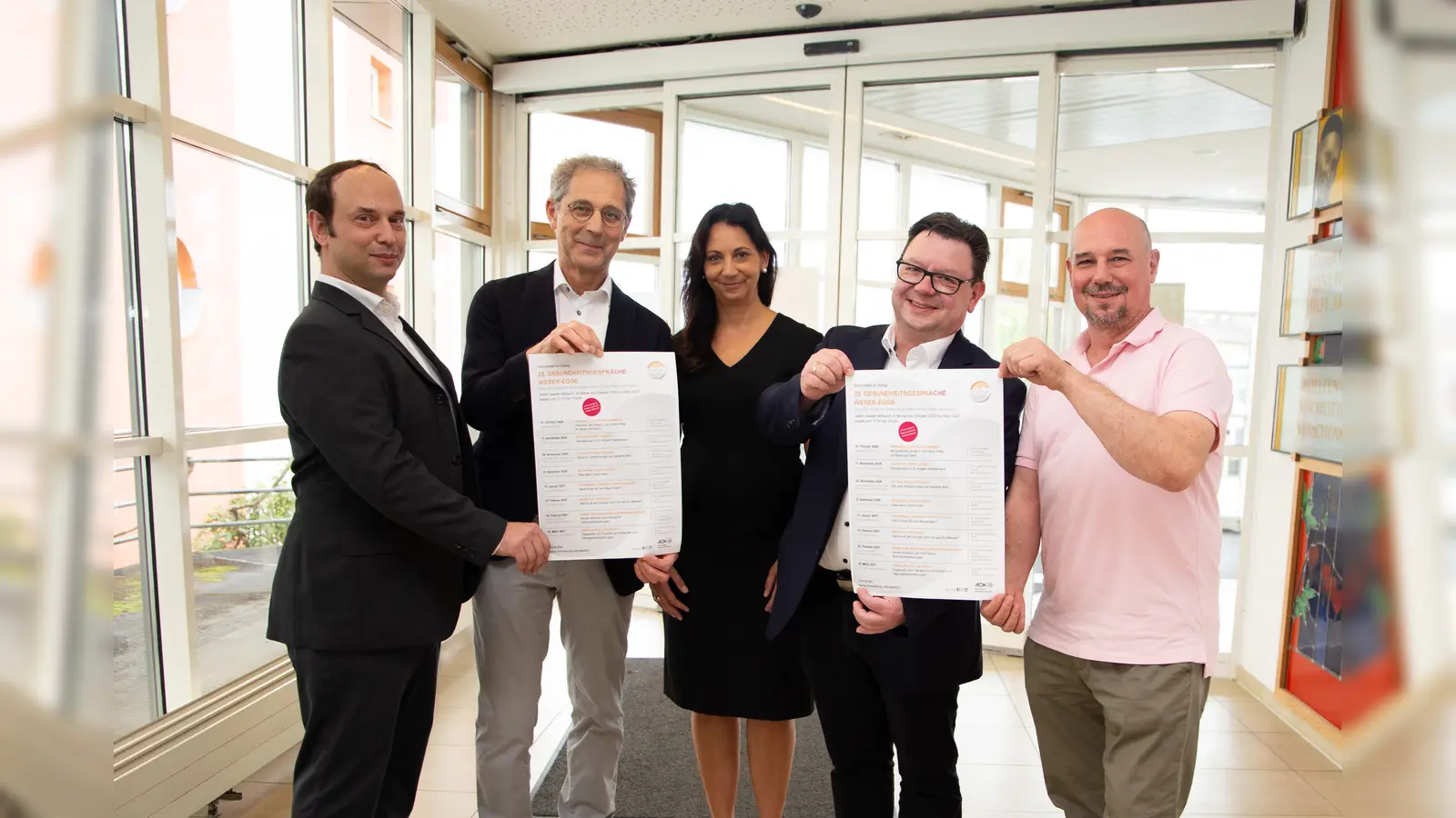 Bei den Gesundheitsgesprächen Weser-Egge klären Ärzte der KHWE in diesem Jahr wieder über Krankheitsbilder und Therapiemöglichkeiten auf (v.l.): Prof. Dr. Sameer Dhayat, Dr. Josef Nelles, Dr. Indira Ruch, Prof. Dr. Antonio Ernstberger und Dr. Saša Pokupić. (Foto: KHWE)