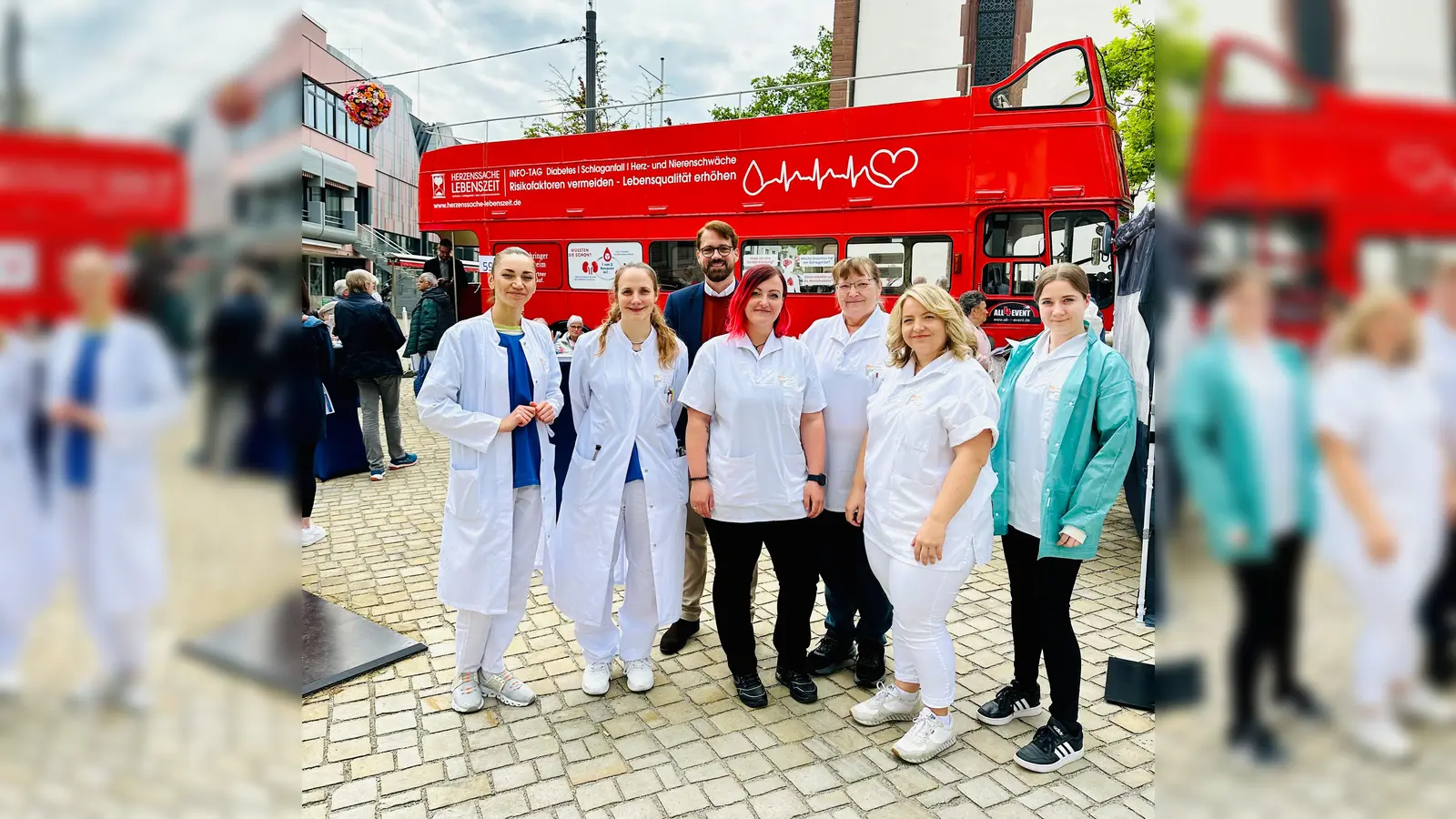 Der Chefarzt der Klinik für Neurologie am St. Ansgar Krankenhaus, Prof. Dr. Mark Obermann (3. v.l.), setzt sich mit seinem Team aktiv für die Schlaganfall-Prävention ein. Beim Aktionstag am Montag, 5. Mai, steht er wieder für Fragen rund ums Thema Schlaganfall und Herz-Kreislauf-Erkrankungen zur Verfügung. (Foto: KHWE)