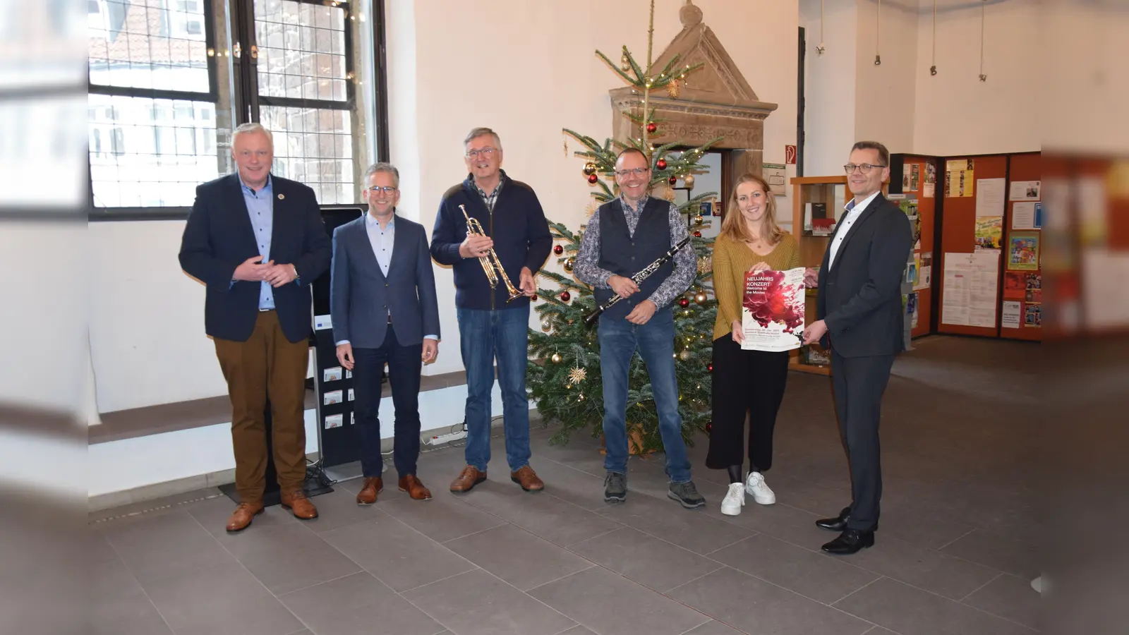 Sehen dem Neujahrskonzert erwartungsvoll entgegen (v.l.): Bürgermeister Daniel Hartmann , Andreas Nolte (BauSie), Reinhard Gerendt, Joachim Quadflieg (Organisatoren Sinfonisches Blasorchester), Anne Engel (Bäckerei Engel) und Michael Meier (Volksbank Höxter).  (Foto: Stadt Höxter)