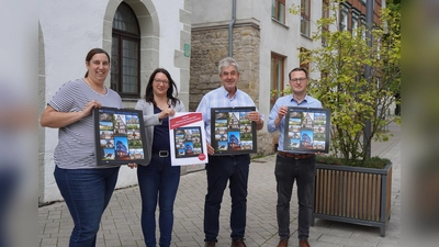 Präsentieren den neuen Kalender (v.l.): Verena Potthast, Mitarbeiterin Fachbereich Planen und Bauen, Ines Koßmann, Leiterin des Fachbereichs Planen und Bauen, Bürgermeister Hermann Temme, Alexander Kleinschmidt, Allgemeiner Vertreter des Bürgermeisters. (Foto: Foto: Stadt Brakel)