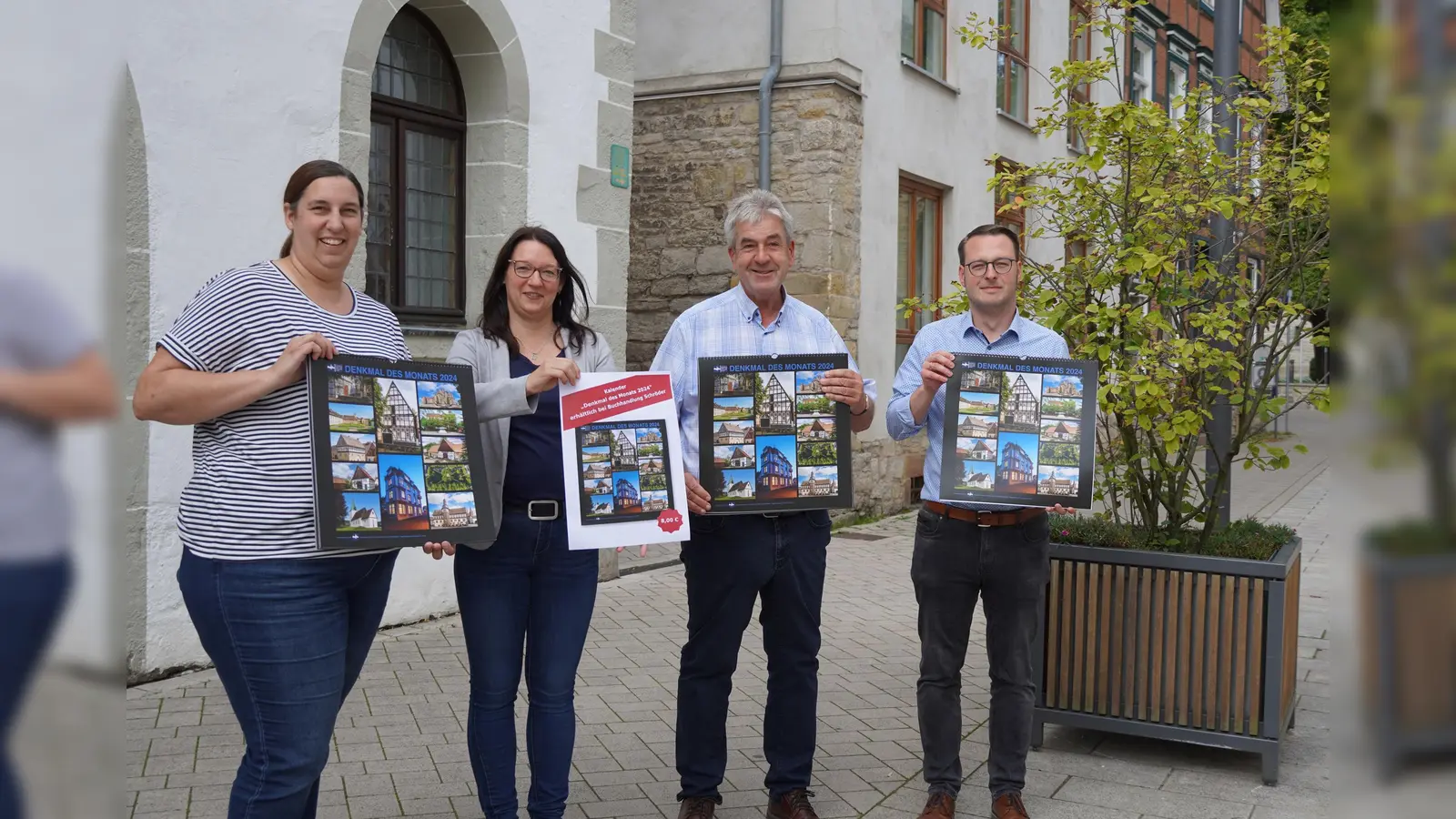 Präsentieren den neuen Kalender (v.l.): Verena Potthast, Mitarbeiterin Fachbereich Planen und Bauen, Ines Koßmann, Leiterin des Fachbereichs Planen und Bauen, Bürgermeister Hermann Temme, Alexander Kleinschmidt, Allgemeiner Vertreter des Bürgermeisters. (Foto: Foto: Stadt Brakel)