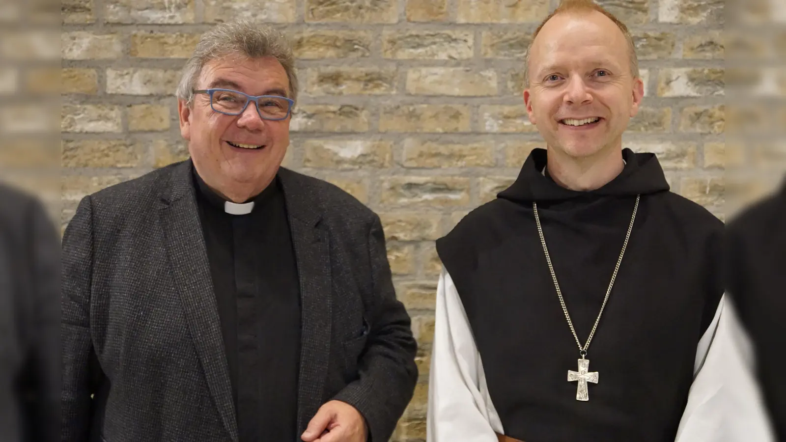 Monsignore Georg Austen (links), Generalsekretär des Bonifatiuswerkes, und Bischof Erik Varden aus Trondheim in Norwegen kommen zum Nordischen Abend nach Corvey.  (Foto: Martin Geistbeck/Bonifatiuswerk)