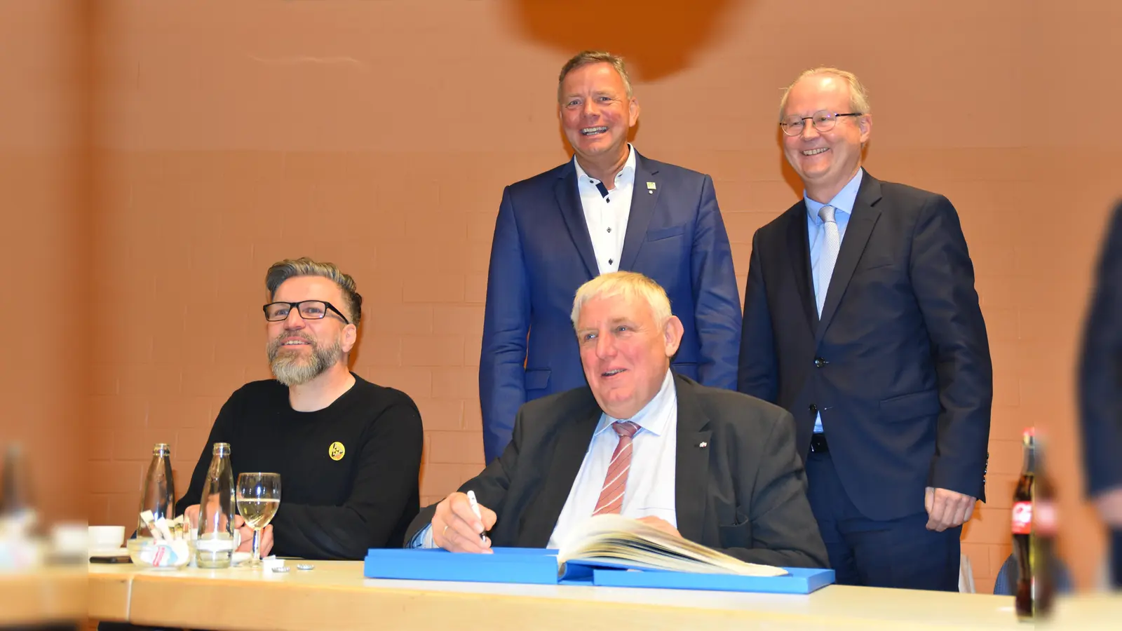 NRW-Arbeitsminister Karl-Josef Laumann setzte seine Unterschrift in das goldene Buch der Stadt Beverungen. Ebenso abgebildet sind Dirk Wilhelm (BI Atomfreies Dreiländereck), Matthias Goeken (Landtagsabgeordneter NRW) und Bürgermeister Hubertus Grimm.  (Foto: Siebrecht)