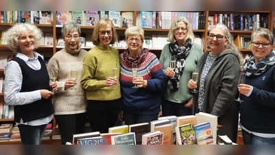 Das Team der LESBAR (v. l.) Ute Jann, Birgit Groppe, Bettina Nembach, Andrea Vrsaljko, Elke Externbrink, Claudia Henke und Sabine Weskamp feiert Jubiläum. Feiern Sie mit! (Foto: LESBAR)