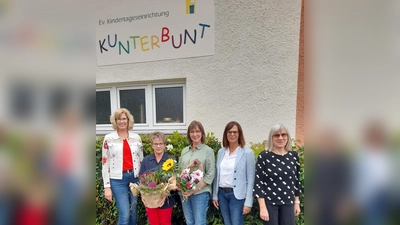 Freude über die Jubiläen in der Kita-Kunterbunt: (v. l.) Andrea Jolmes (Kita-Leitung), Jubilarin Karin Buse-Ahlborn, Jubilarin Annette Falkenroth, Ulrike Freitag-Friedrich (Geschäftsführung Kita-Verbund) und Pfarrerin Astrid Neumann (Ev. Weser-Nethe-Kirchengemeinde Höxter). (Foto: Kita-Verbund)