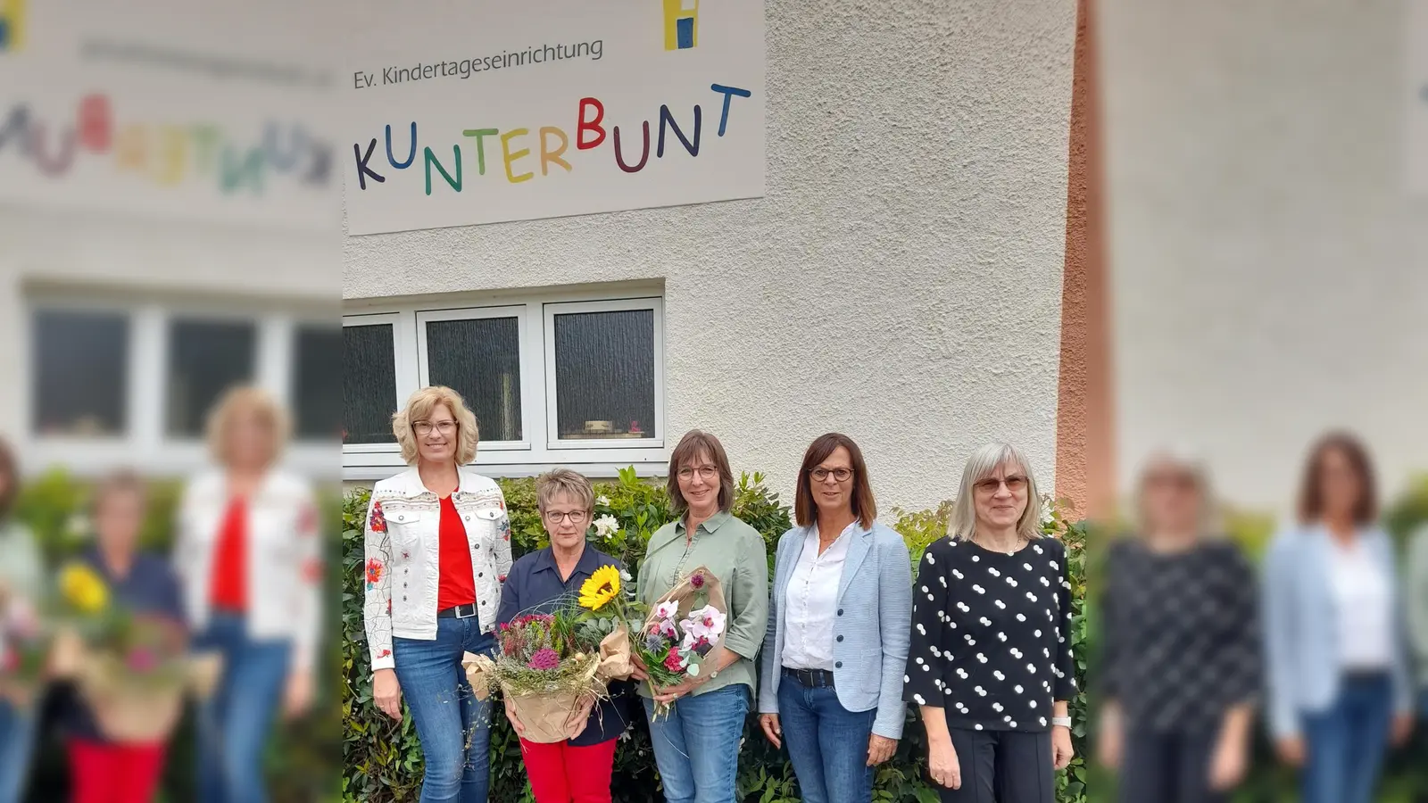 Freude über die Jubiläen in der Kita-Kunterbunt: (v. l.) Andrea Jolmes (Kita-Leitung), Jubilarin Karin Buse-Ahlborn, Jubilarin Annette Falkenroth, Ulrike Freitag-Friedrich (Geschäftsführung Kita-Verbund) und Pfarrerin Astrid Neumann (Ev. Weser-Nethe-Kirchengemeinde Höxter). (Foto: Kita-Verbund)
