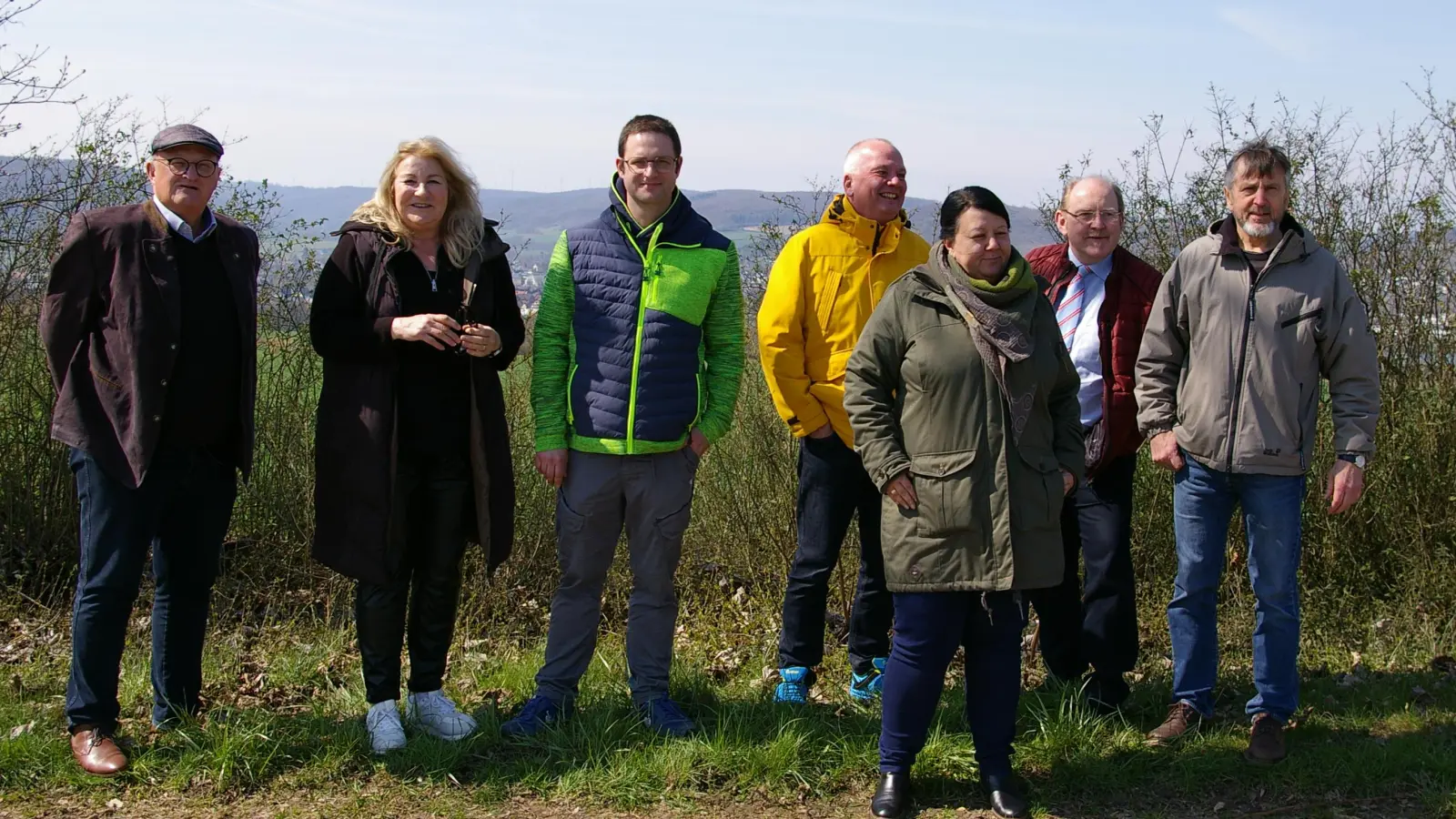 Die rot-grüne Mehrheit in Lauenförde wendet sich gegen Pläne, dort einen Windpark zu errichten. Mitglieder der Gruppe waren jetzt bei einem Vor-Ort-Termin auf dem betreffenden Gelände. (Foto: Gerd Henke)