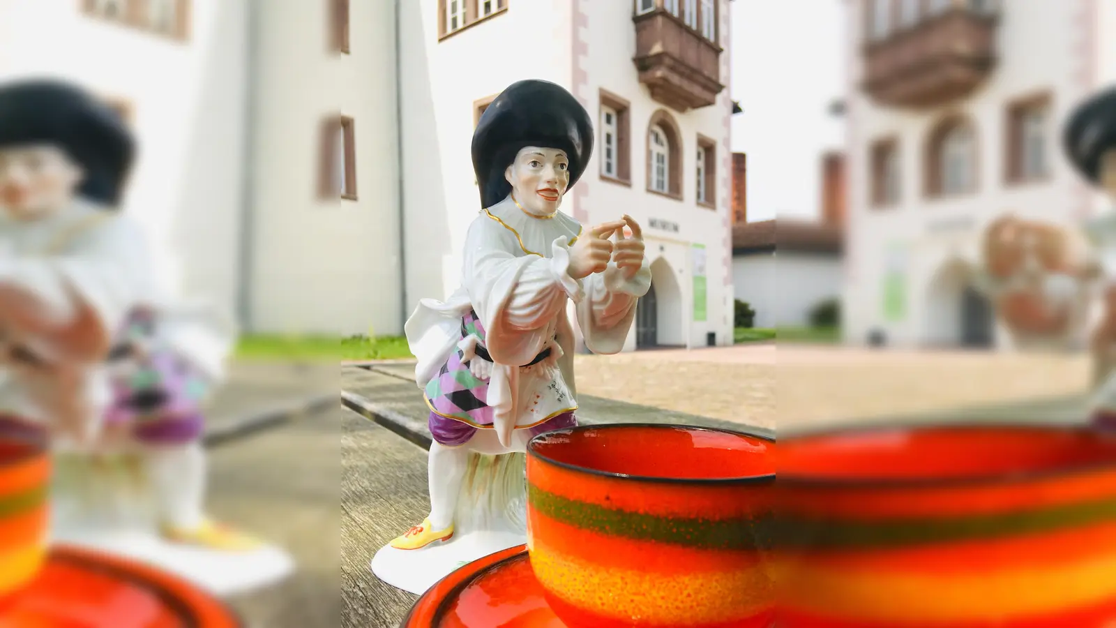 Auf dem Schlosshof findet der beliebte Porzellan- und Glasflohmarkt statt. (Foto: privat)