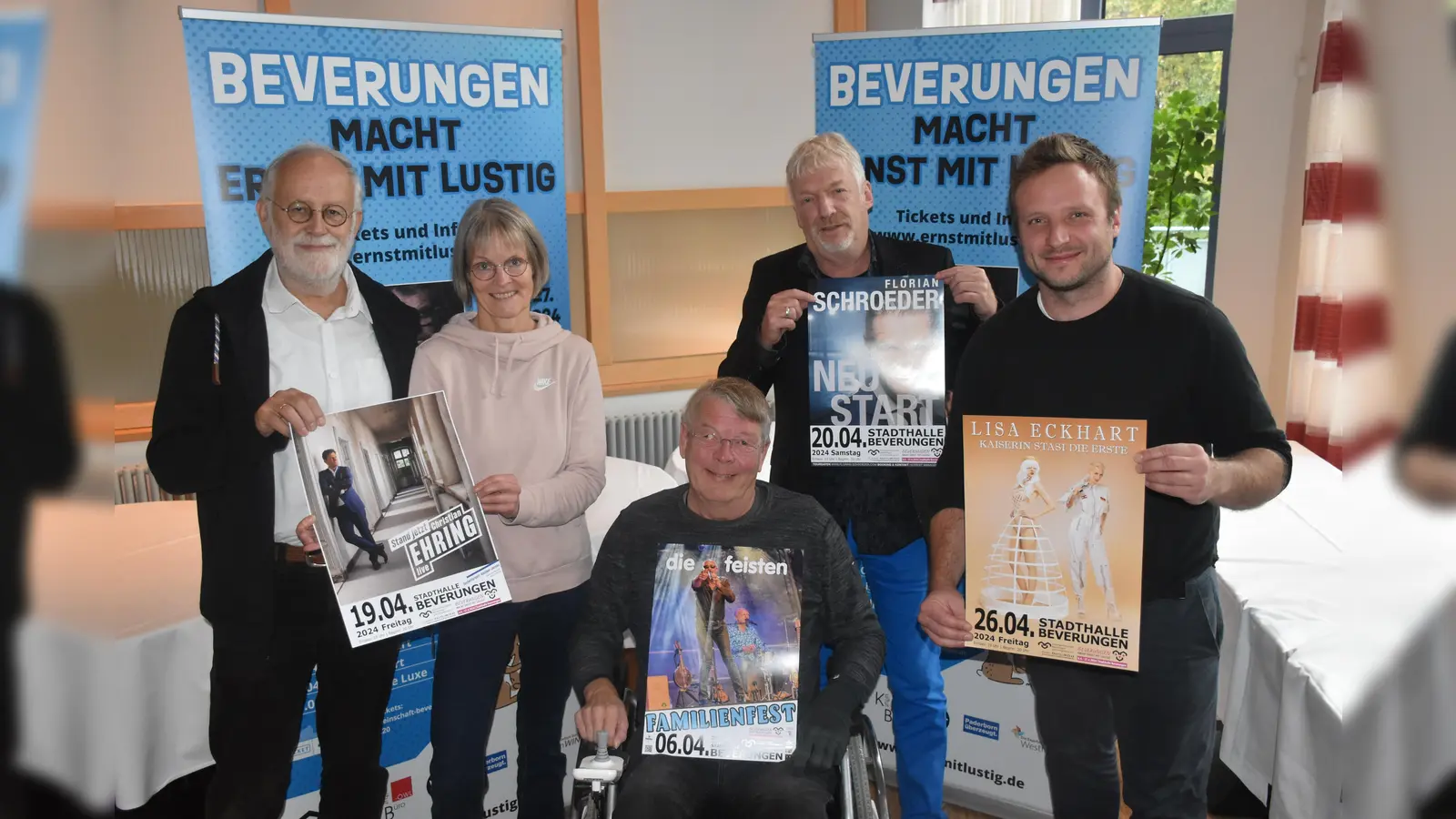 Karl-Günter Markquart (v. l.), Ute Pannewitz, und Knoblauch-Flach von der Kulturgemeinschaft und Gero Hormes (Kulturbüro OWL) und Gero Pult (Agentur „Wohlsein“) machen Ernst mit Lustig. <br> (Foto: Barbara Siebrecht)