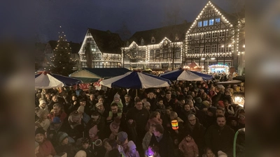 Der Altstädter Weihnachtsmarkt Warburg erhält seine malerische Atmosphäre durch die zauberhafte Beleuchtung der Fachwerkhäuser. (Foto: privat)