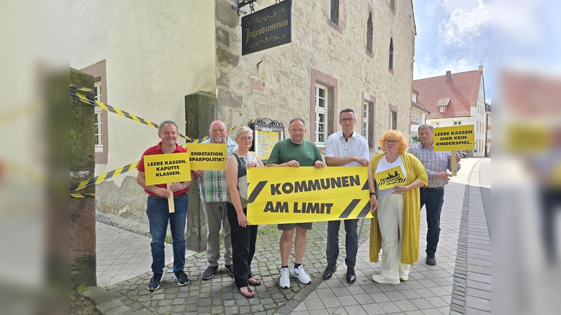 Vor dem Jugendzentrum in Warburg: Vertreter aus Verwaltung und Politik machen auf die schwierige Lage der Kommunen aufmerksam (v.l.): Wolf-Rüdiger Mutter (Fraktionsvorsitzender CDU Warburg), Rainer Backhaus (stellv. Fraktionsvorsitzender SPD Warburg), Maria-Theresia Herbold (Fraktionsvorsitzender Grüne Warburg), Andreas Braunst (Fraktionsvorsitzender AFD Warburg), Andreas Niggemeyer (Kämmerer und Erster Beigeordneter Hansestadt Warburg), Hilla Zavelberg-Simon (Fraktionsvorsitzende Grüne Warburg), Dr. Christian Menke (Vertreter Bürgerunion/FDP Warburg). (Foto: Stadt Warburg)