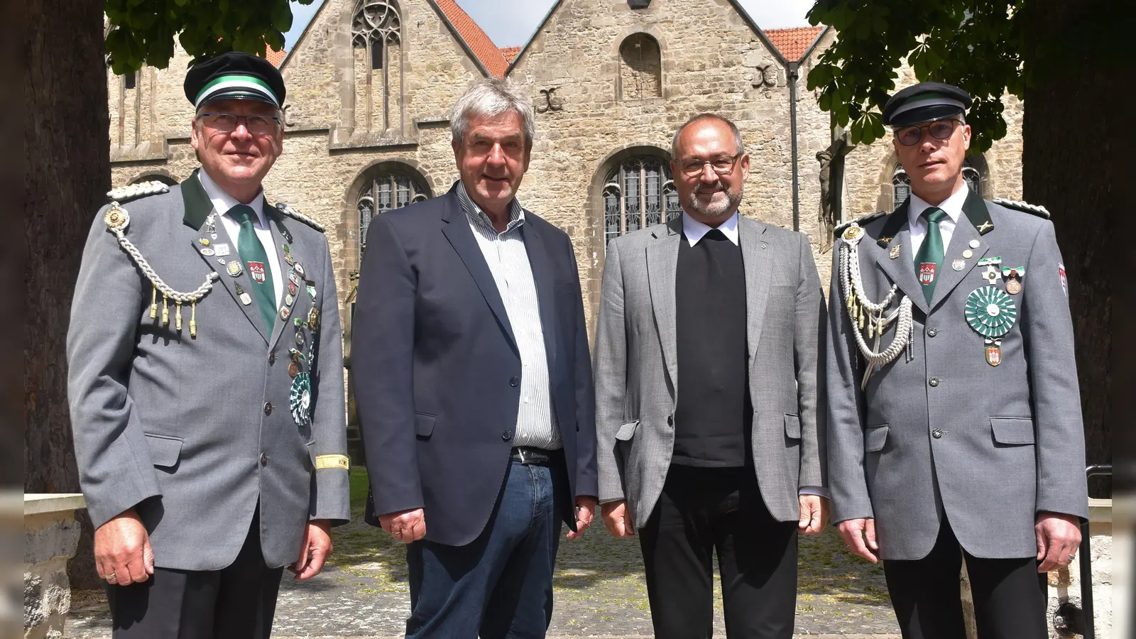 Oberst Karl-Heinz Neu, Bürgermeister Hermann Temme, Monsignore Andreas Kurte und Adjutant Dirk Wellsow kündigen eine Änderung des Prozessionsweges an, die die Verantwortlichen in harmonischem Dreiklang entschieden haben.  (Foto: Barbara Siebrecht)