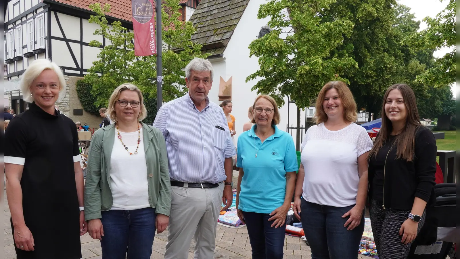 Viola Wellsow, Anke Söthe, Bürgermeister Hermann Temme, Ingrid Roland, Karina Grewe und Christin Niehörster haben das Kinderferienprogramm in Brakel offiziell eröffnet. (Foto: privat)