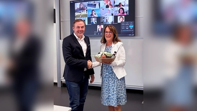 Prof. Dr. Matthias Weppler überreichte Prof. Dr. sen. h.c. Susanne Ertle-Straub zum Abschied einen Präsentkorb mit Produkten aus der Region. (Foto: HAWK)