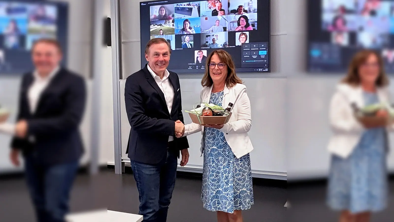 Prof. Dr. Matthias Weppler überreichte Prof. Dr. sen. h.c. Susanne Ertle-Straub zum Abschied einen Präsentkorb mit Produkten aus der Region. (Foto: HAWK)