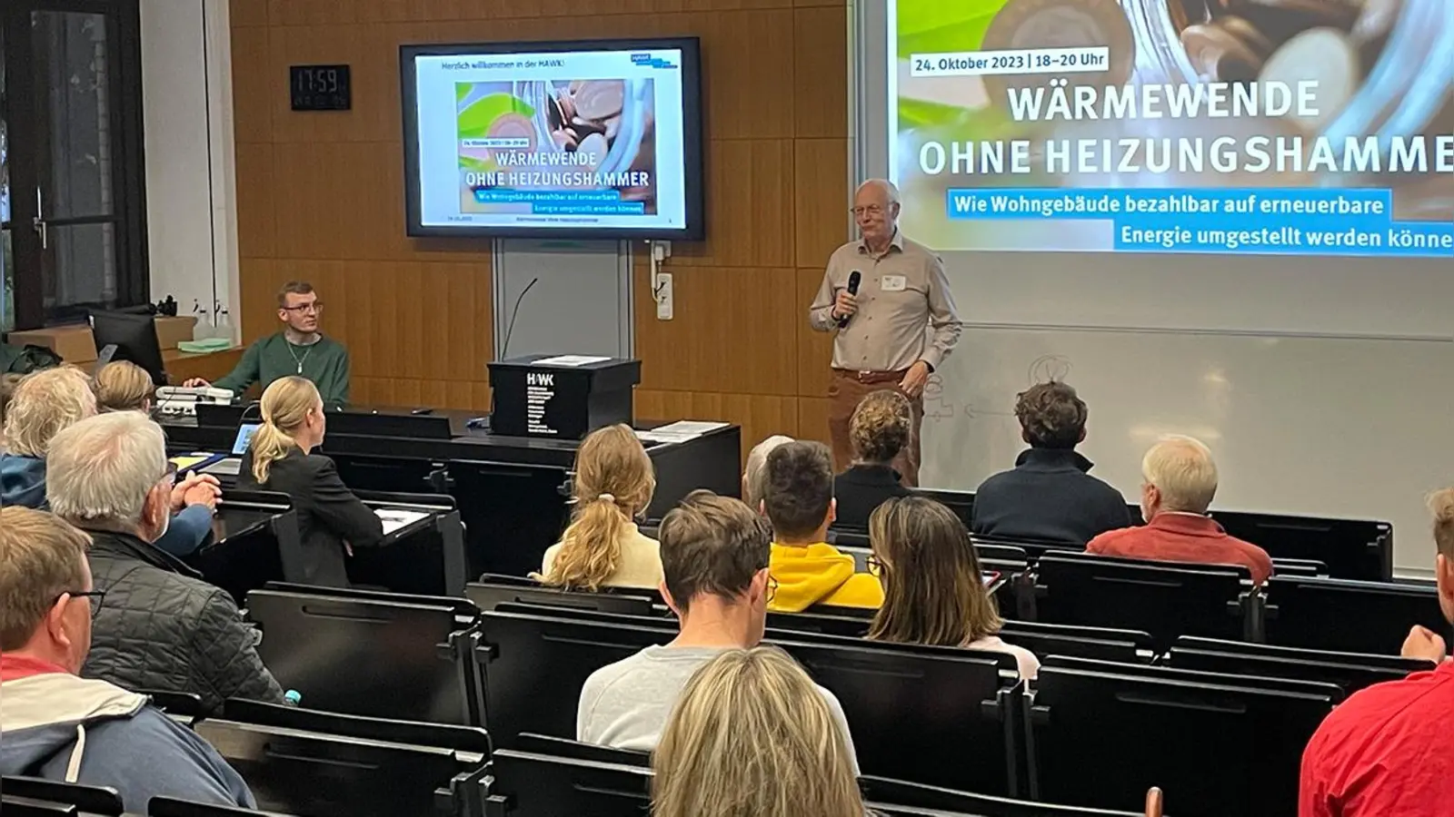 Wolfgang von Werder begrüßte die Teilnehmenden im Weserberglandforum der HAWK und online vor den Bildschirmen. (Foto: HAWK)