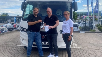 Glückliche Gewinner: Thorsten und seine Frau, die glücklichen Gewinner des Hausmesse-Gewinnspiels, zusammen mit Serviceleiter Frank Drüke (links). (Foto: Dörr Reisemobile – Filiale Nord)