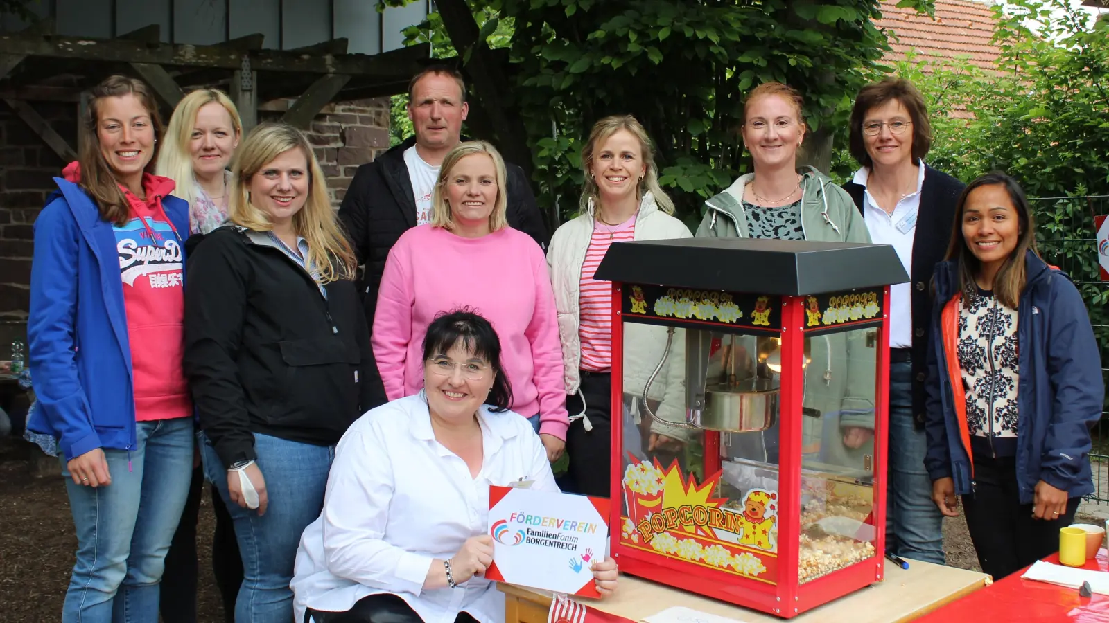 Die Mitglieder des Vorstandes (v.l.): Theresa Bartoldus, Jeanette Köster, Christina von Spiegel, Carsten Robrecht, Laura Peine, Simone Evers, Ramona Sökefeld, Elke Ellermann, Faye Conze, vorne: Martina Stüve. (Foto: privat)