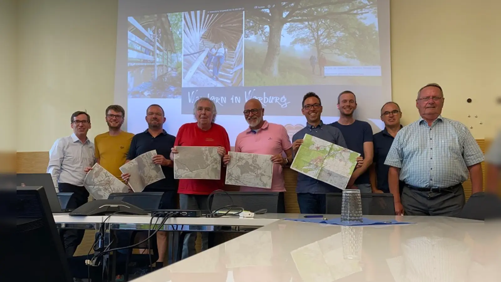 Zusammen mit Bürgermeister Tobias Scherf (l.) freuen sich die Teilnehmer des Auftakt-Workshops am 12. Juli 2023 im Sitzungssaal der Stadtverwaltung Warburg auf die weitere Zusammenarbeit. (Foto: Hansestadt Warburg)