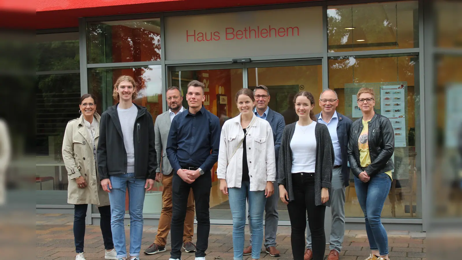 Nicole Leifeld, Stabsstelle Personalentwicklung Caritas Wohnen, Azubi Stefan Dall, Ralf Müller, Außendienst und Kundenbetreuer ECCLESIA Versicherungsdienst GmbH, Azubis Sven Krause und Doreen Pohl, Philipp Brunsiek, Unternehmensbereich Personal Ecclesia Holding GmbH, Azubi Lydia Töws, Christian Jasny, Fundraising/CSR CWW, Dorthe Deppe, Teamleitung Fachbereich Kinder und Jugendliche Caritas Wohnen. (Foto: CWW Paderborn)