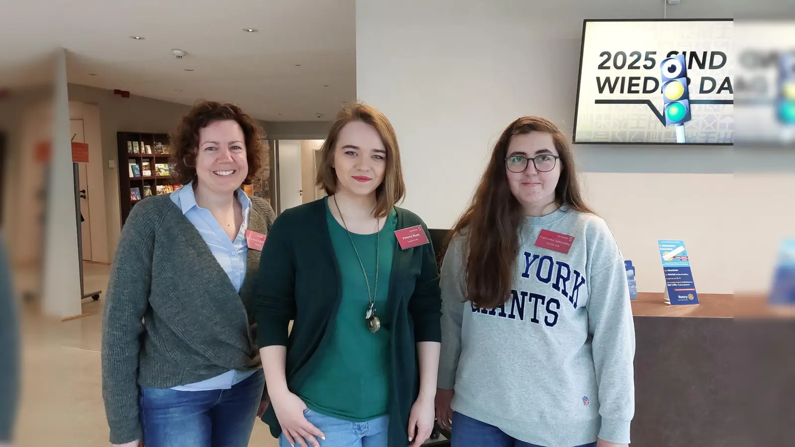 Das Team der Tourismus Information Holzminden (v.l.): Isabell Adam, Viktoria Raab und Franziska Salowsky. (Foto: Stadtmarketing Holzminden GmbH)