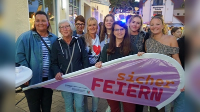 Die Gleichstellungsbeauftragten, (v.l.) Nadine Nolte, Ulrike Rustemeier, Diana Giefers und Ulrike Nolte, starteten gemeinsam mit Ninja Bröker (Leiterin der Jugendfreizeitstätte, 3. von rechts) die Schutzkampagne auf dem Brakeler Annentag. (Foto: Stadt Brakel)
