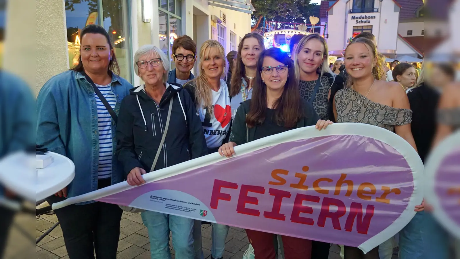 Die Gleichstellungsbeauftragten, (v.l.) Nadine Nolte, Ulrike Rustemeier, Diana Giefers und Ulrike Nolte, starteten gemeinsam mit Ninja Bröker (Leiterin der Jugendfreizeitstätte, 3. von rechts) die Schutzkampagne auf dem Brakeler Annentag. (Foto: Stadt Brakel)