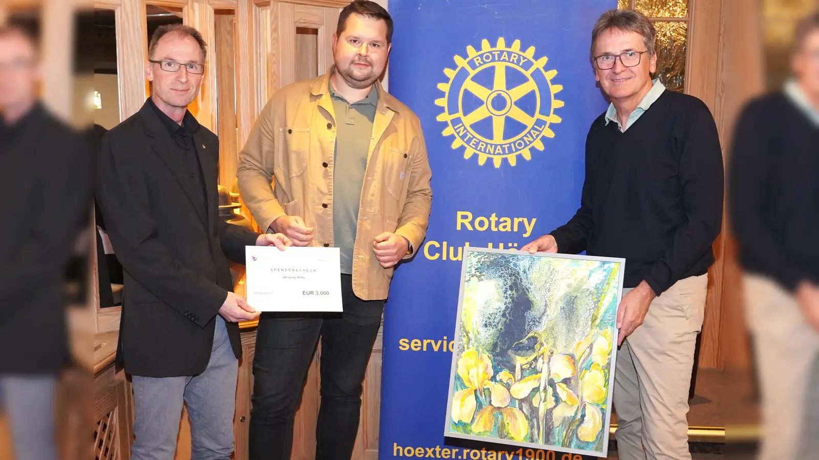 (v.l.) Prof. Burkhard Wrenger, Dr. Mykhailo Osadchyi und Dr. Eckhard Sorges bei der Übergabe der restlichen Spendensumme von 3.000 Euro.  (Foto: Rotary Club Höxter)