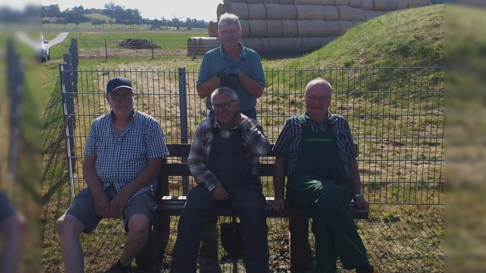 Rentner-AG (teilweise) am Hochbehälter, sitzend (v.l.) Heinz-Josef Götte, Günter Jakubeit und Hans-Werner Dierkes, dahinter Karl-Heinz Kropp. (Foto: privat)