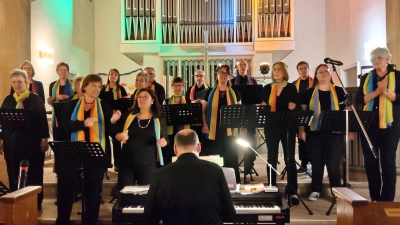 Der Gospelchor Spirit Voices unter der Leitung von Torsten Seidemann (E-Piano) begeisterte das Publikum. (Foto: Doris Dietrich)